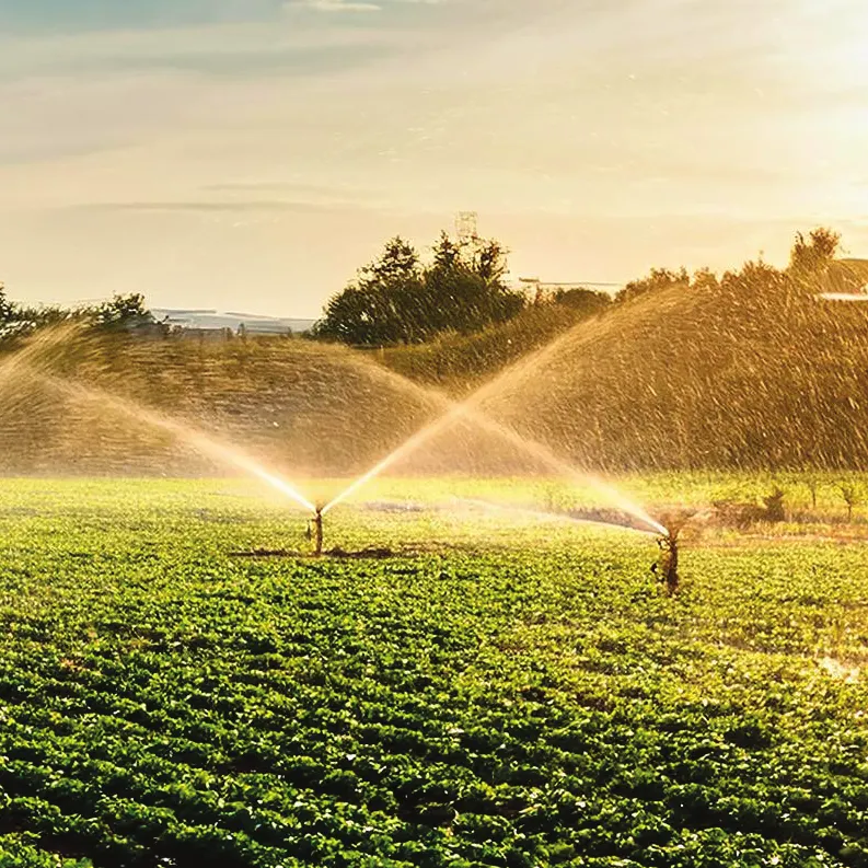 Conexões IRRISAN em sistemas de irrigação Aspersores em operação em lavoura irrigada