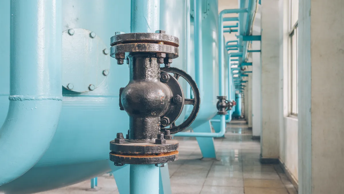 Tubulação industrial com registro e uniões flangeadas